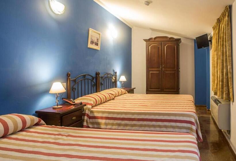 Номер Стандарт Трехместный, Hostal San Cayetano
