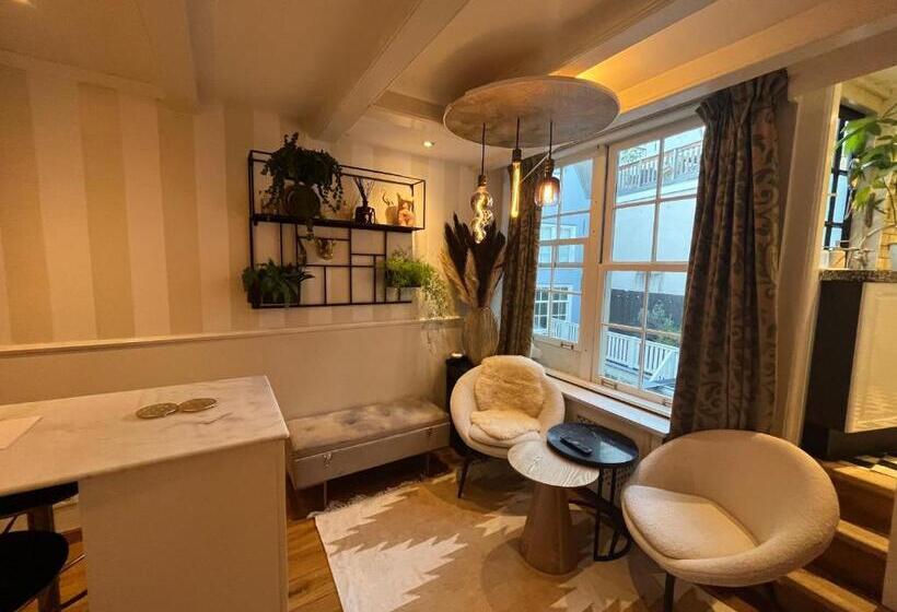 Номер Deluxe, The Enlightened House Luxury Suites
