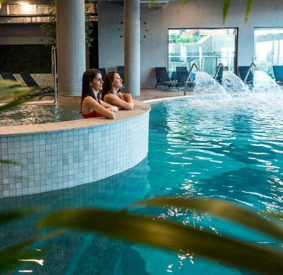 Номер Стандарт Вид на Бассейн, The Five Elements Hotel And Spa