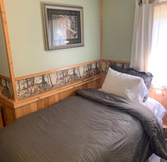 Номер Стандарт Трехместный, Glacier Haven Inn