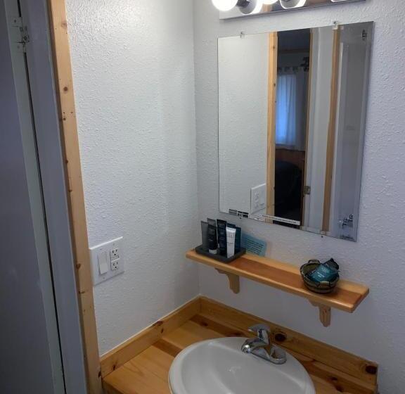 Четырехместный Номер Стандарт, Glacier Haven Inn