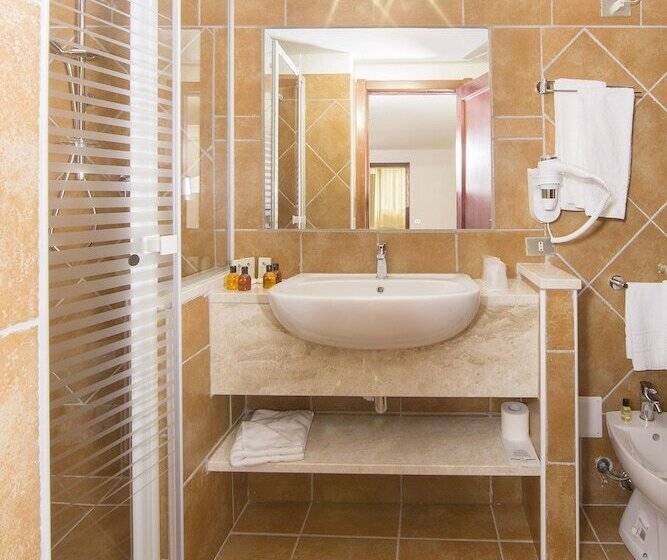 اتاق اساندارد با چشم‌انداز جانبی به دریا, Colonna Beach Hotel Marinella