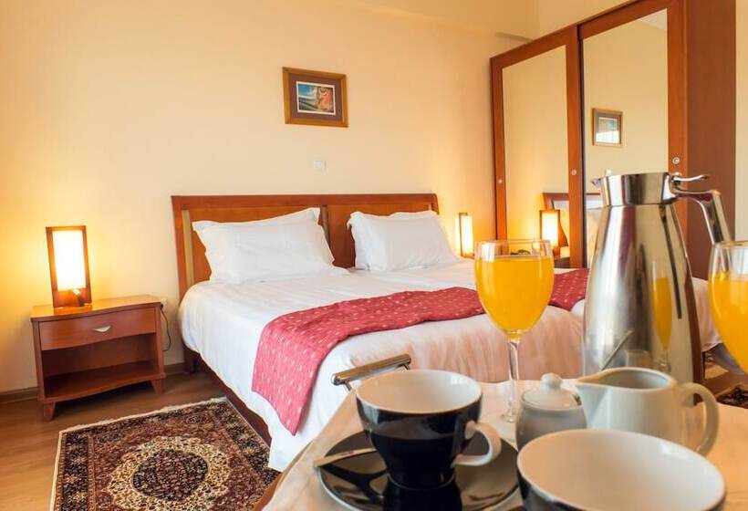 家庭间, Ambassador Hotel Thessaloniki