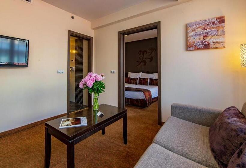 Standard Studio, Regnum Residence