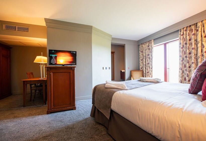 جناح جونيور, Bryn Meadows Golf, Hotel & Spa