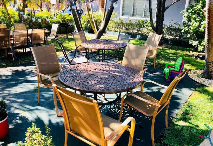 スタンダードスタジオ, Hollywood Light Haven Lodge