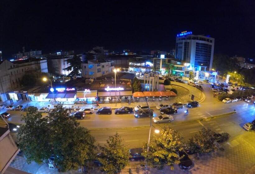 חדר לארבעה סטנדרטי עם מרפסת, Hostel Central Shkoder