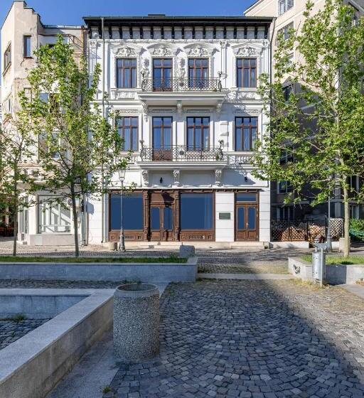 استودیوی استاندارد, Holt Old Town Suites