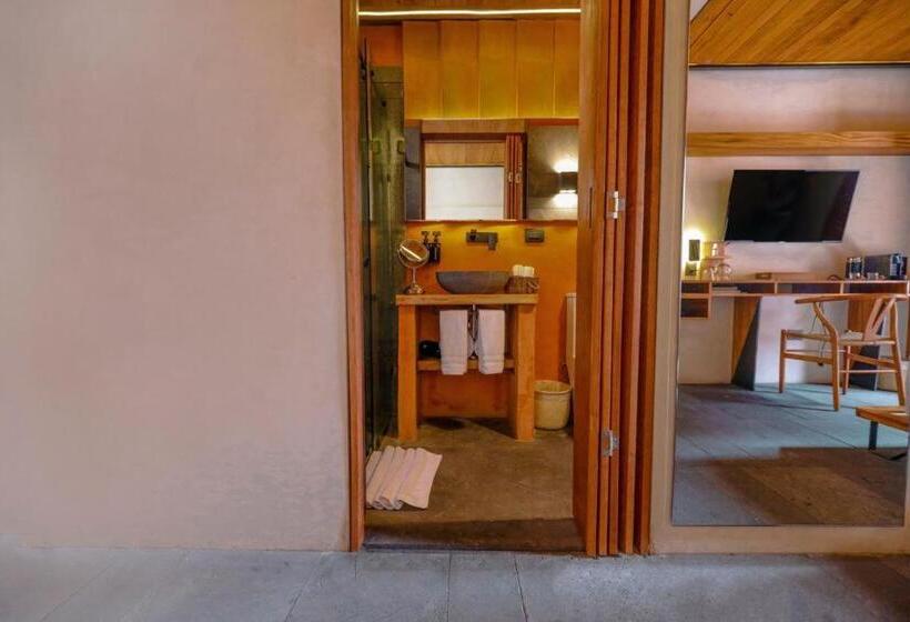 デラックスルーム, El Recinto Luxury