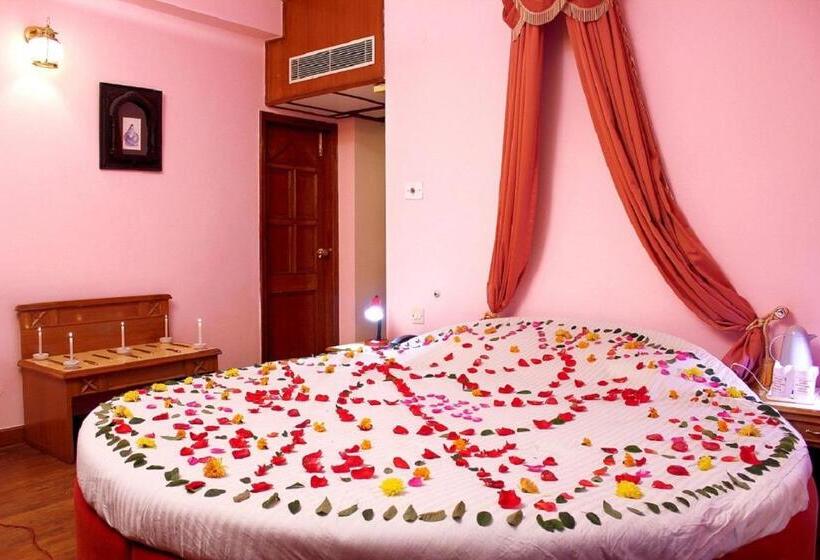 스위트, Snow King Retreat  Himalayan View , Revolving Restaurant , Pinewood Cottages , Huts , Villas , Rooms