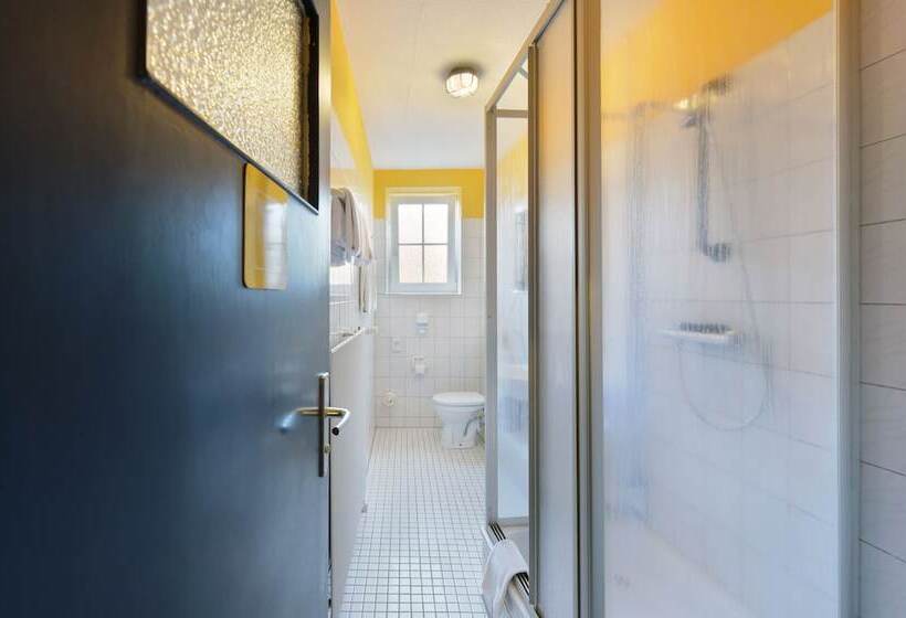 اتاق استاندارد سه تخته با سرویس بهداشتی مشترک, Bed Nbudget Expo Hostel Rooms