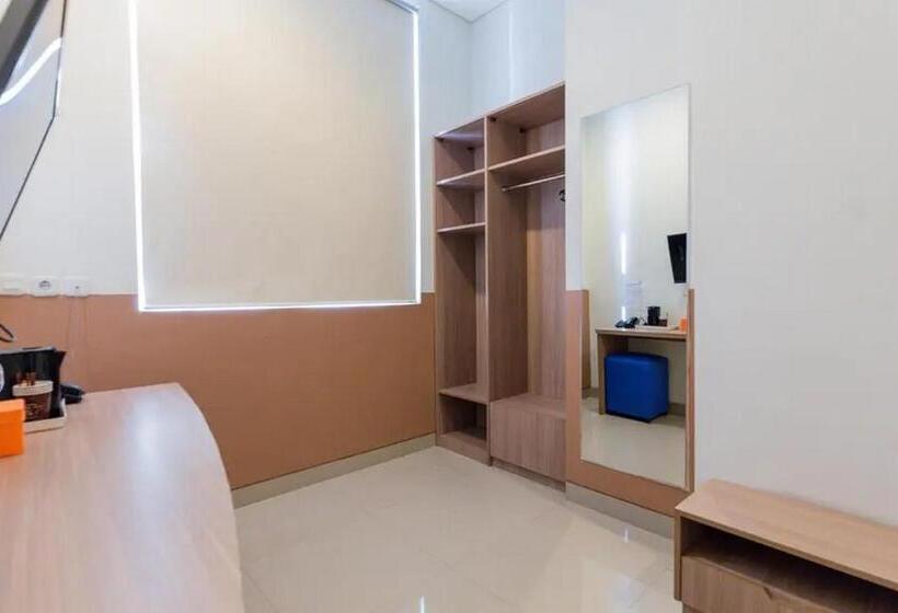 Номер Deluxe, Sans Hotel Rajawali Surabaya By Reddoorz