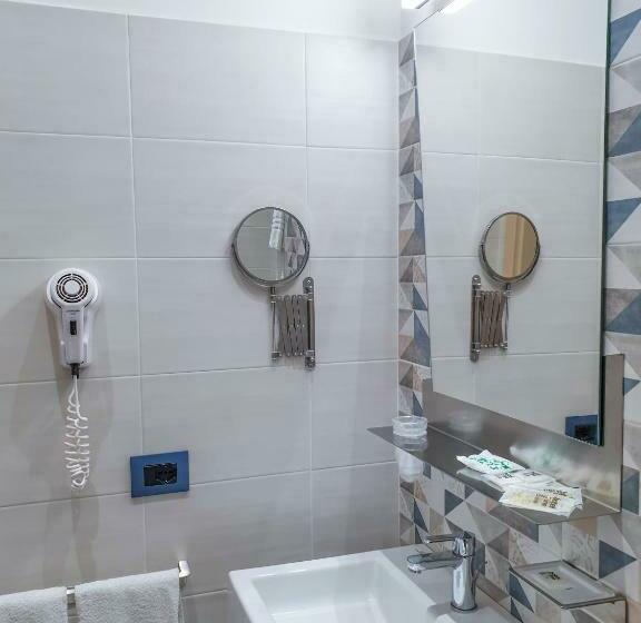 اتاق اکونومی, Color Hotel Rimini