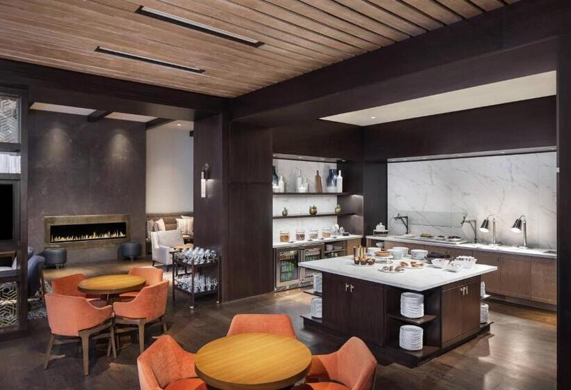 Номер Deluxe Кровать Кинг Вид на Город, Lancaster Marriott At Penn Square