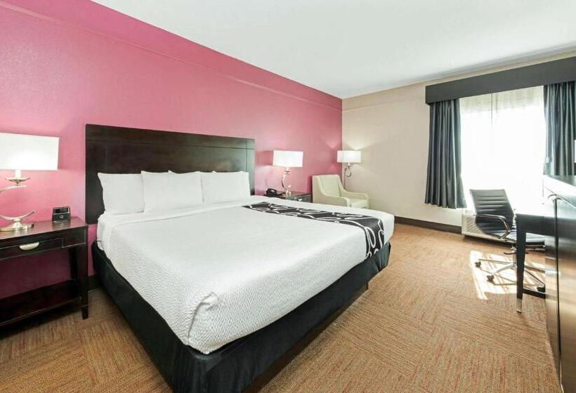 带大床的豪华间, La Quinta Inn & Suites By Wyndham Winnie