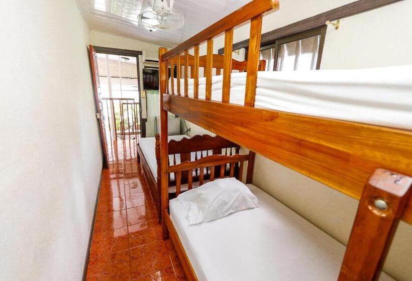 Economy Triple Room, Flor Blanca