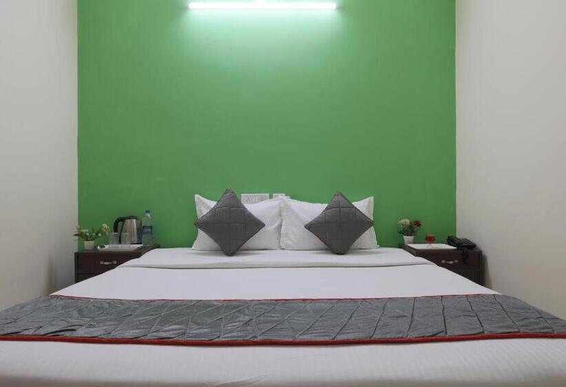 Deluxe Room, Green Tree Hotel Near Vfs Global And Ramee Mall
