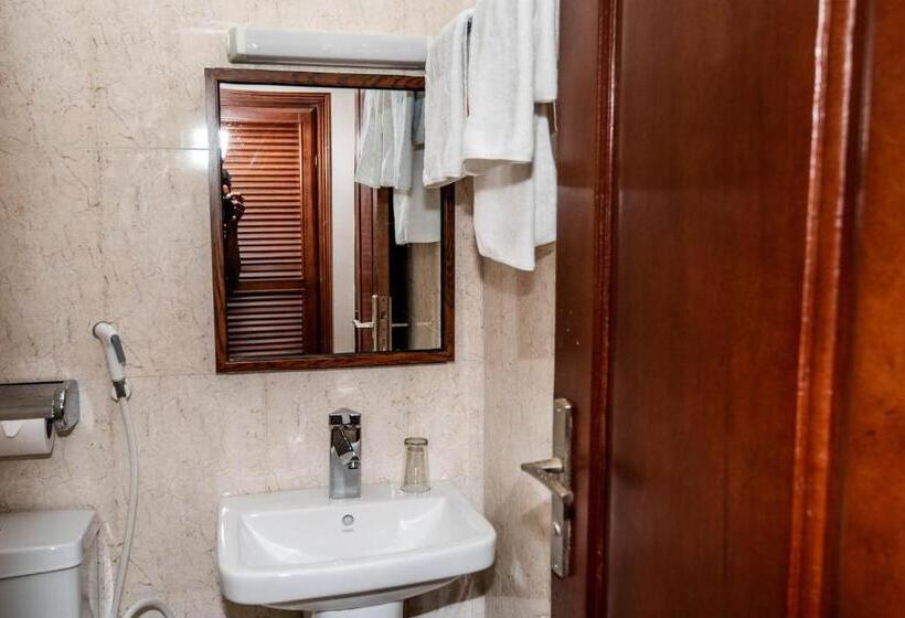 اتاق خانوادگی, Isis Hôtel