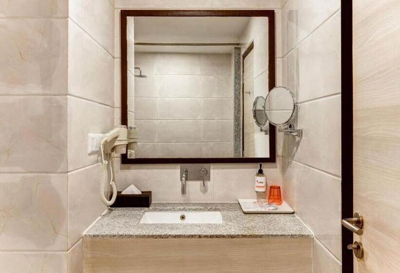 Номер Deluxe Кровать Кинг, Red Fox By Lemon Tree Hotels, Neelkanth