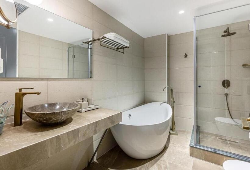 اتاق لوکس با تخت بزرگ, Ramada By Wyndham Tbilisi Old City