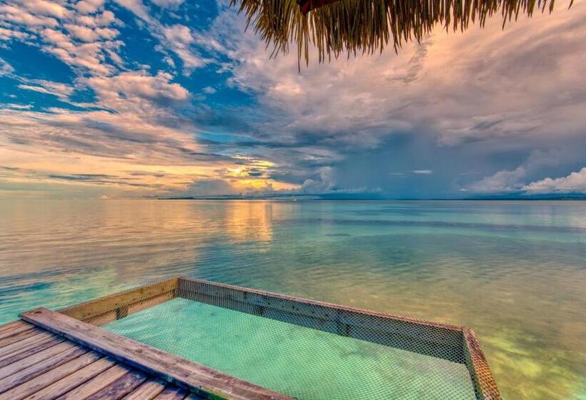 بنجلو ديلوكس, Azul Over The Water Resort