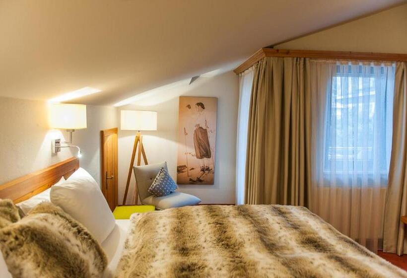 اتاق استاندارد سه تخته با بالکن, Arlsuites