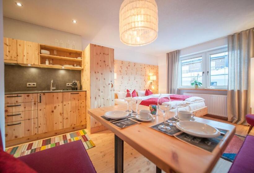اتاق استاندارد با چشم‌انداز کوهستان, Arlsuites