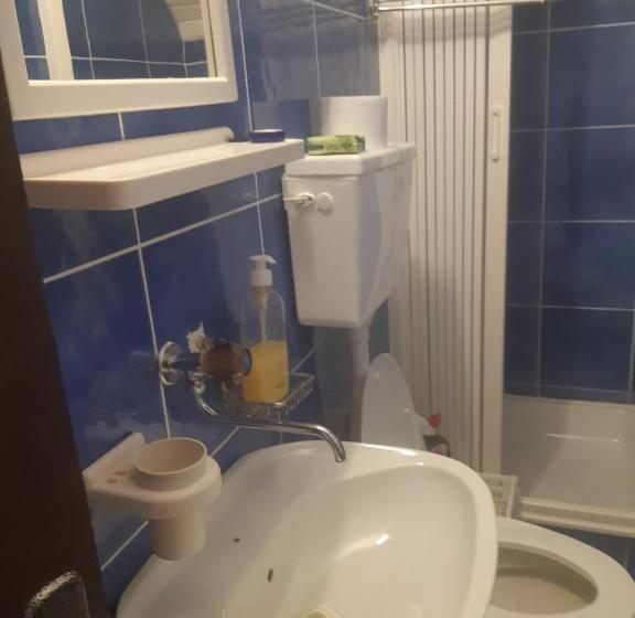 اتاق استاندارد یک تخته با سرویس بهداشتی مشترک, Kovcica Rooms