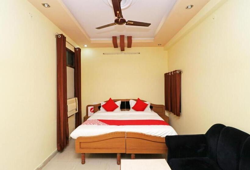 Quarto Triplo Clássico, Oyo 12775 Bharat Plaza