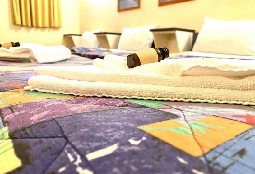 패밀리 룸, Gateway Motor Inn
