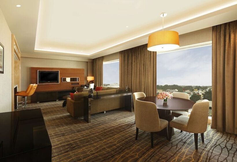 이그제큐티브 스위트 킹침대, Hilton Chennai