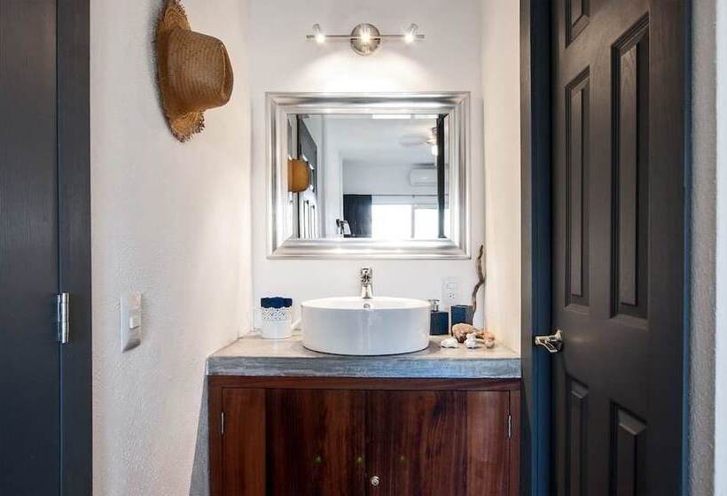 Studio Executive, Casa Nayar