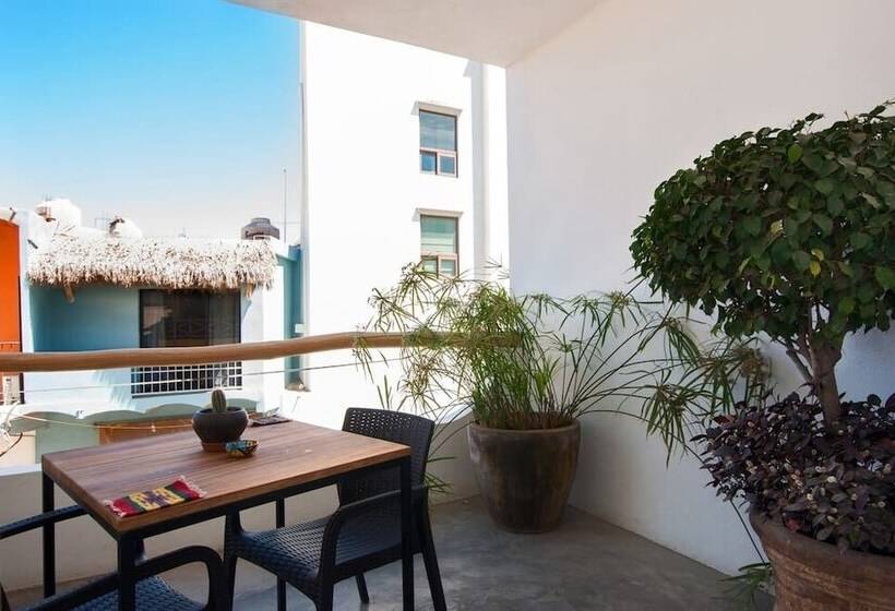 Studio Executive, Casa Nayar