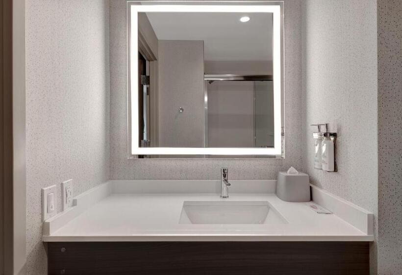 Номер Премиум, Holiday Inn Express & Suites   Glendale Downtown