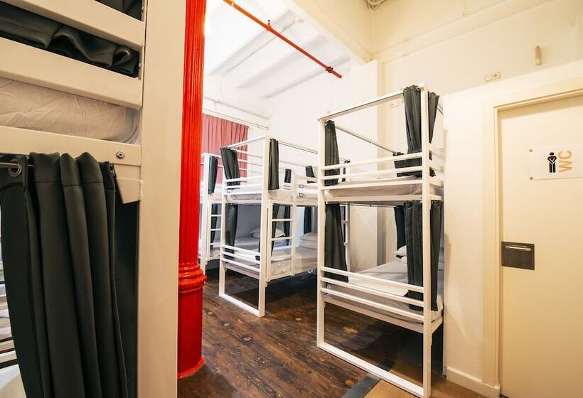 Bed in Shared Room with Shared Bathroom, Safestay Barcelona Gothic