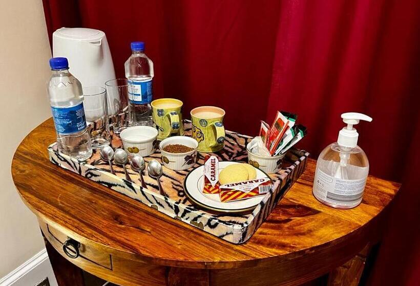 スタンダードルーム, Whitehouse