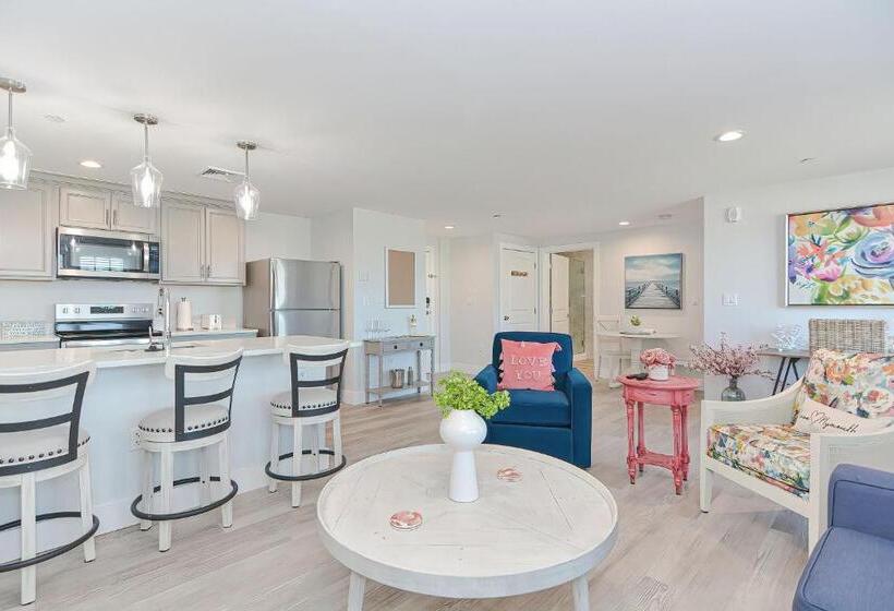 Люкс Deluxe Вид на Море, Harbourtown Suites On Plymouth Harbor