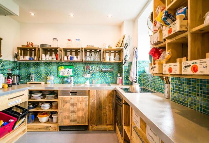 标准工作室, Babelfish Hostel