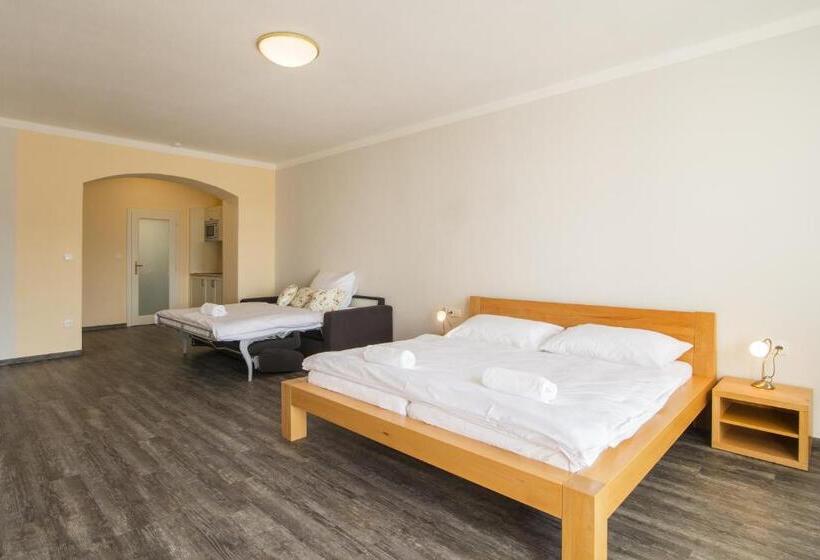 Family Suite, Anno