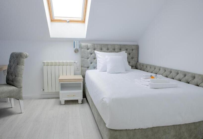 1 Bedroom Penthouse Apartment, City Rooms