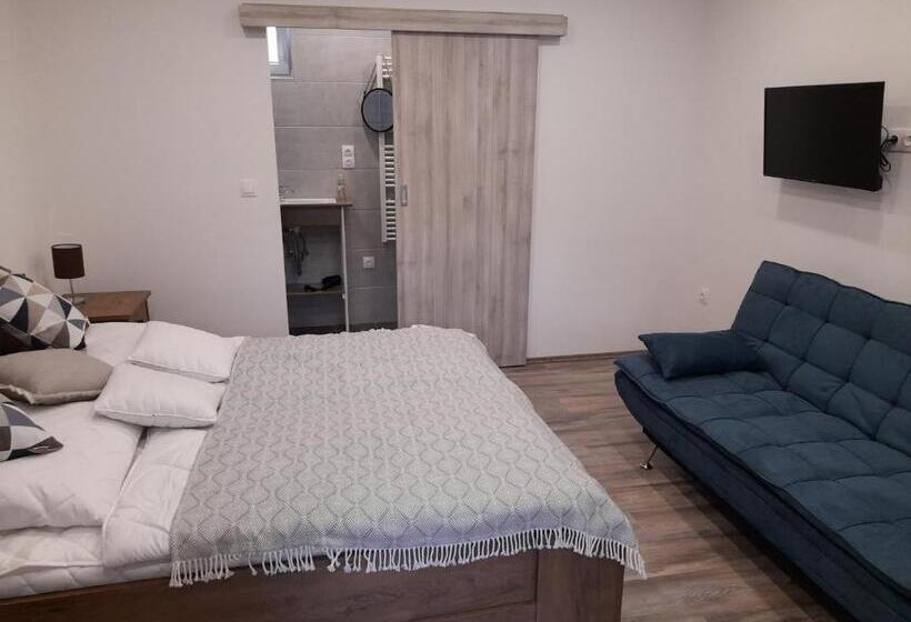 Quarto Estandar, Adamkó Borkert Ház