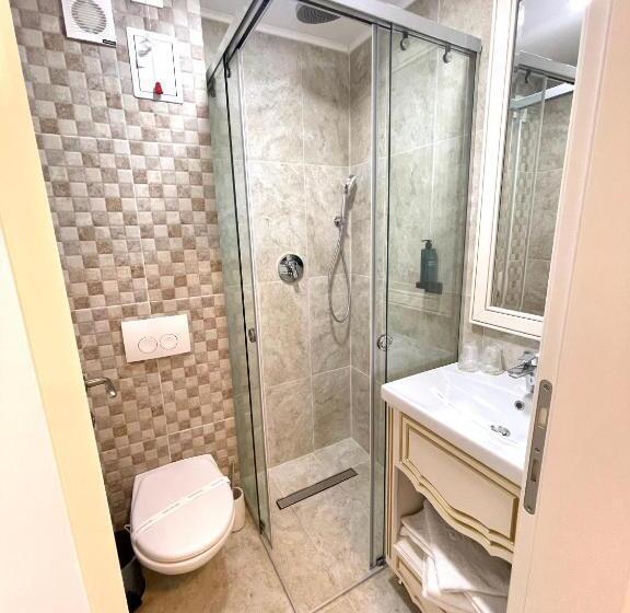 اتاق استاندارد با چشم‌انداز استخر, Grand Hotel Caraiman