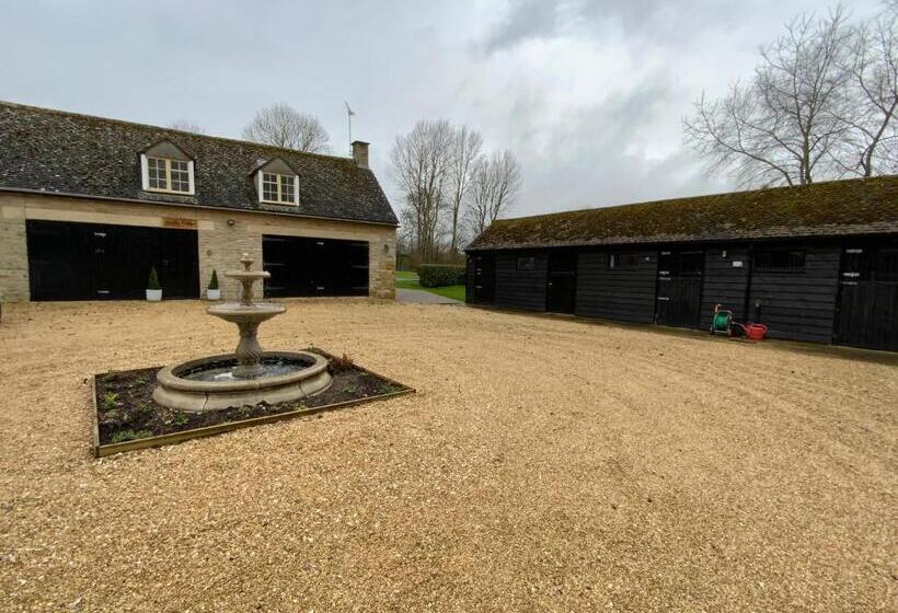 Дом 2 Спальни, Stable Lodge At Bledington Mill