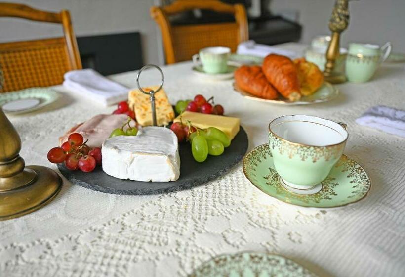 Номер Стандарт, Larkhill House