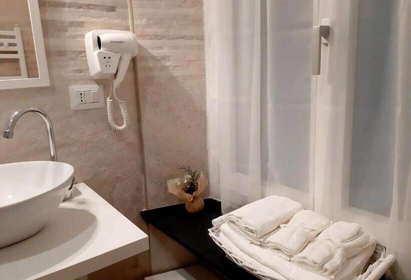 اتاق لوکس, A Due Passi Da