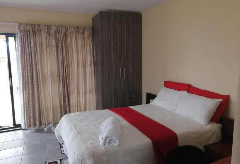 Quarto Estandar, Hlophe S Place