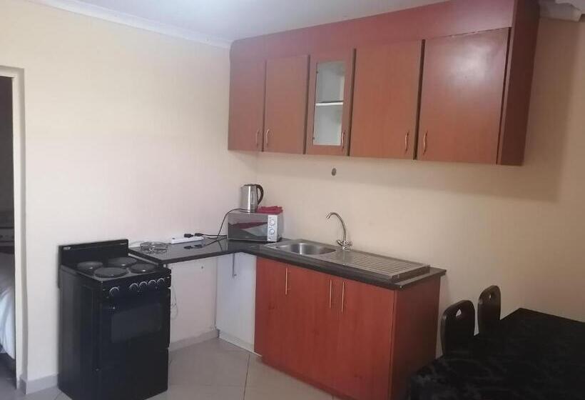 Escritório Deluxe, Hlophe S Place