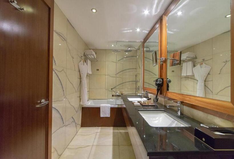 带大床的小型套房, Crowne Plaza Istanbul Harbiye, An Ihg
