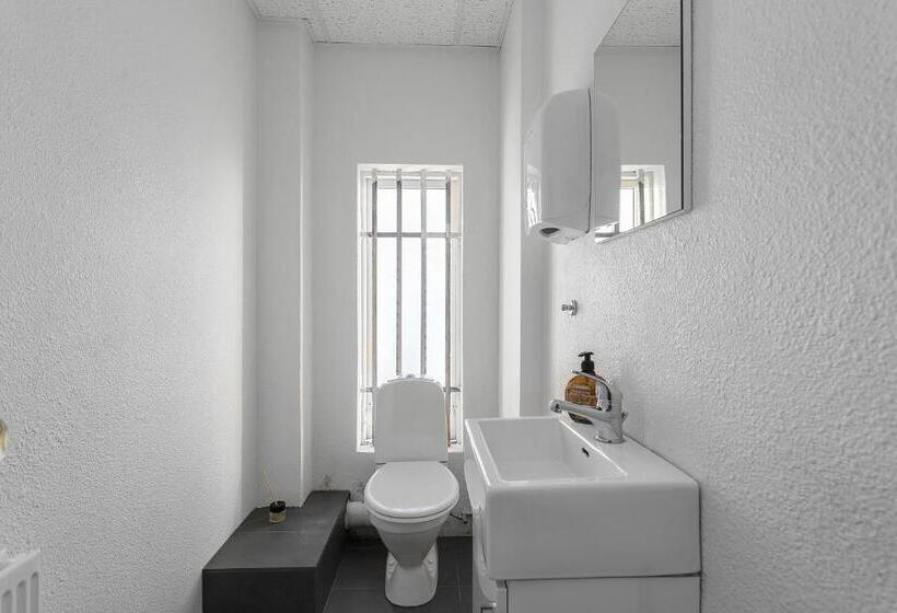 اتاق استاندارد چهارنفره با سرویس بهداشتی مشترک, Bank Guesthouse