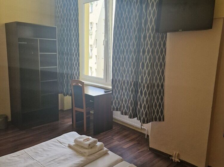 اتاق استاندارد با سرویس بهداشتی مشترک, Am Stuttgarter Eck